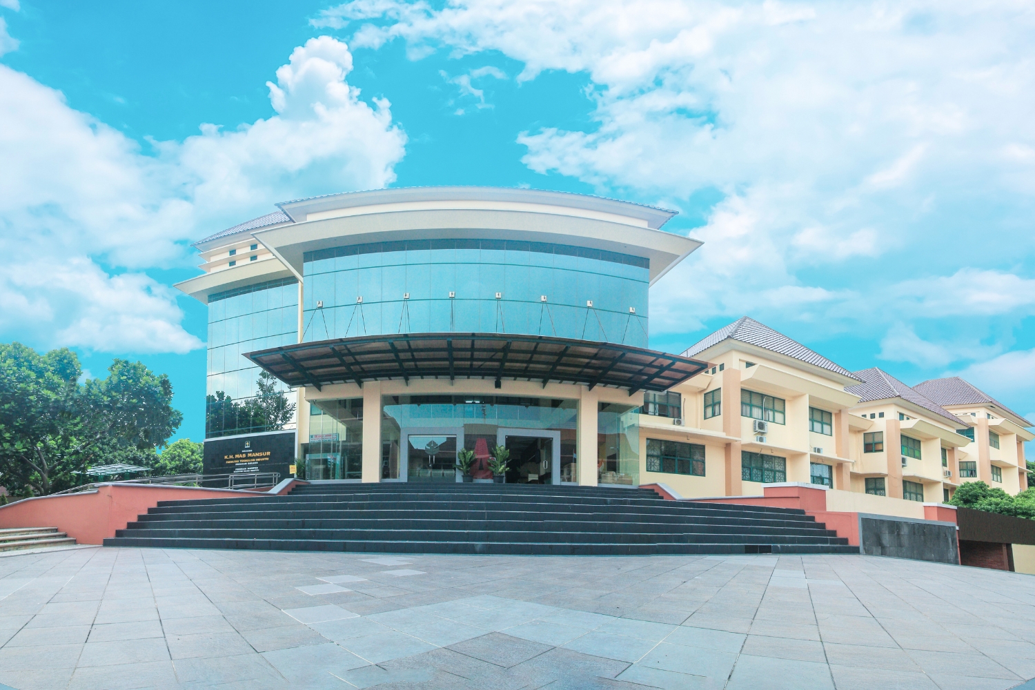 fti UIi gedung